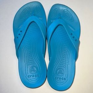 Woman’s Crocs flip flops blue size 6